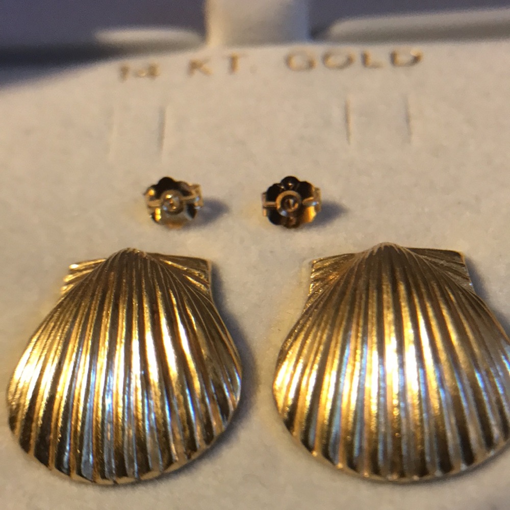 Solid 14k Yellow Gold Shell Stud Earrings. Preown… - image 3